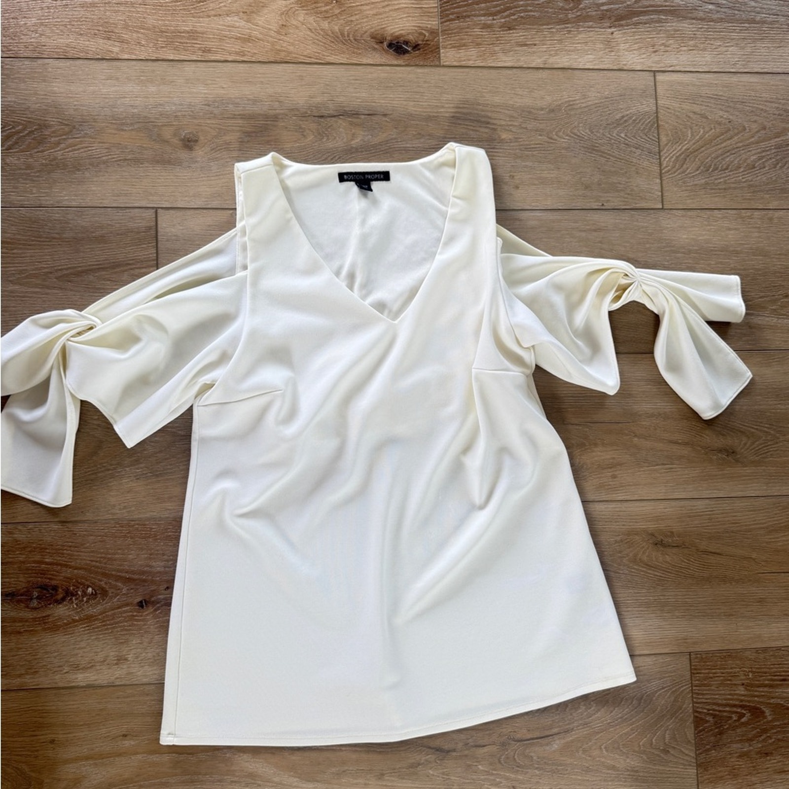 Boston Proper Ivory Cold Shoulder V-Neck 3/4 Sleeve Blouse, Medium, Like New — image 4 of 6
